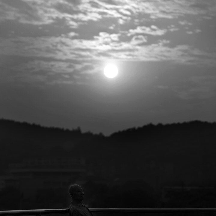 街拍 夕阳下锻炼身体的老者<br />

