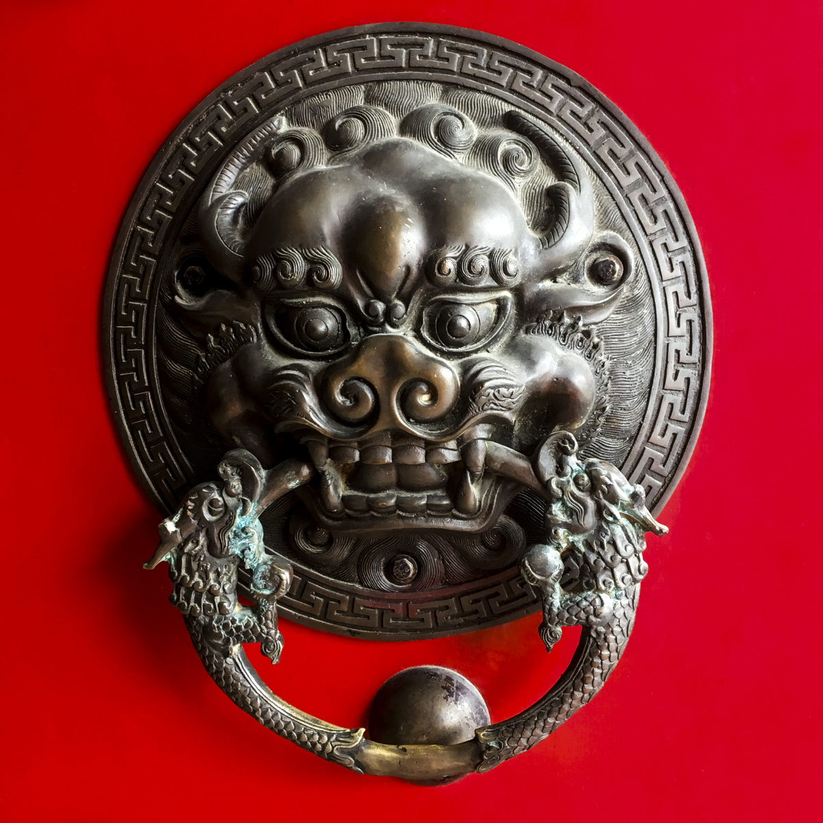 红色大门61兽首铜环