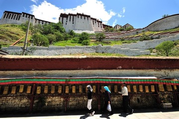 布宫后面