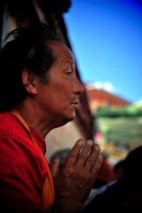 那一天 闭目在经殿香雾中 蓦然听见 你颂经中的真言