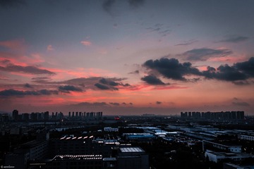 704033
