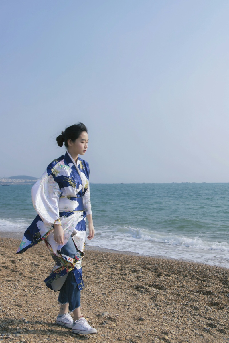 穿着和服在海边