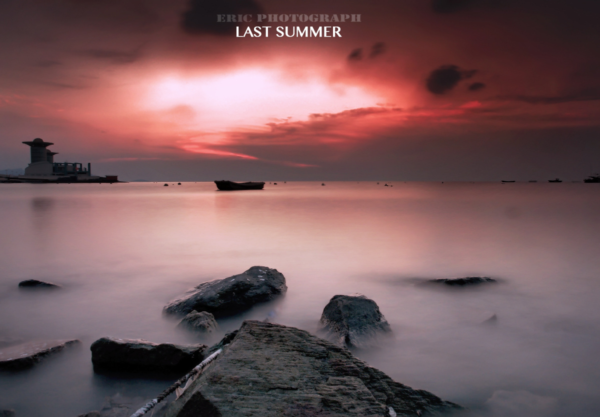 last summer br /> 每年的夏天我都会回到海边,看着这熟悉的石头和