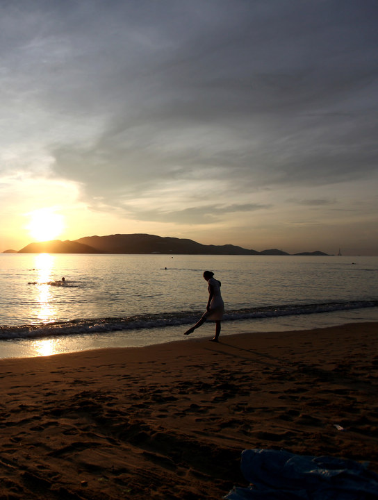 日出 br /> 越南牙庄海边等拍日出,却意外抓拍到了这个侧影——柔美如