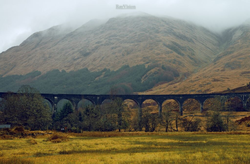 Glenfinnan Viaduct<br />
Hogwarts Express飛馳而過的橋