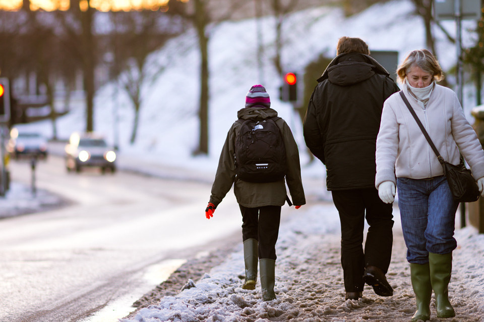 雪后黄昏 br /> 黄昏时间路上的行人