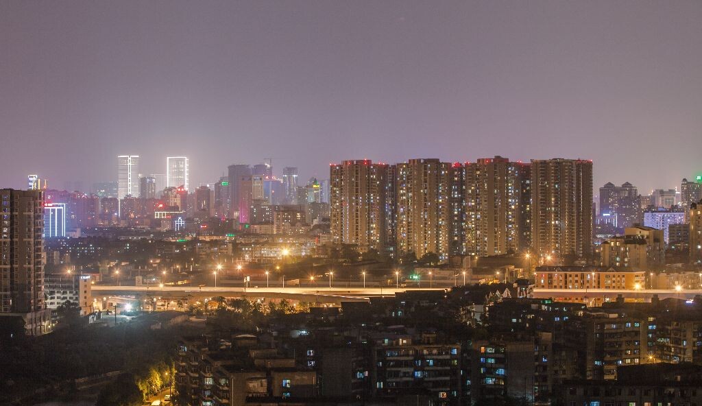 我推开窗，看到人来人往。。。