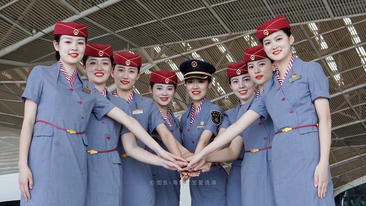 高铁小姐姐 - 100m的高空看到海 - 图虫