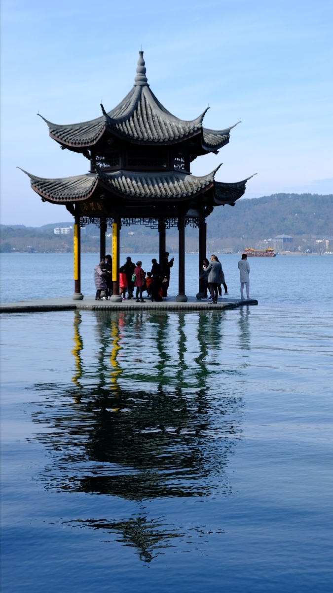 三月游人醉西湖