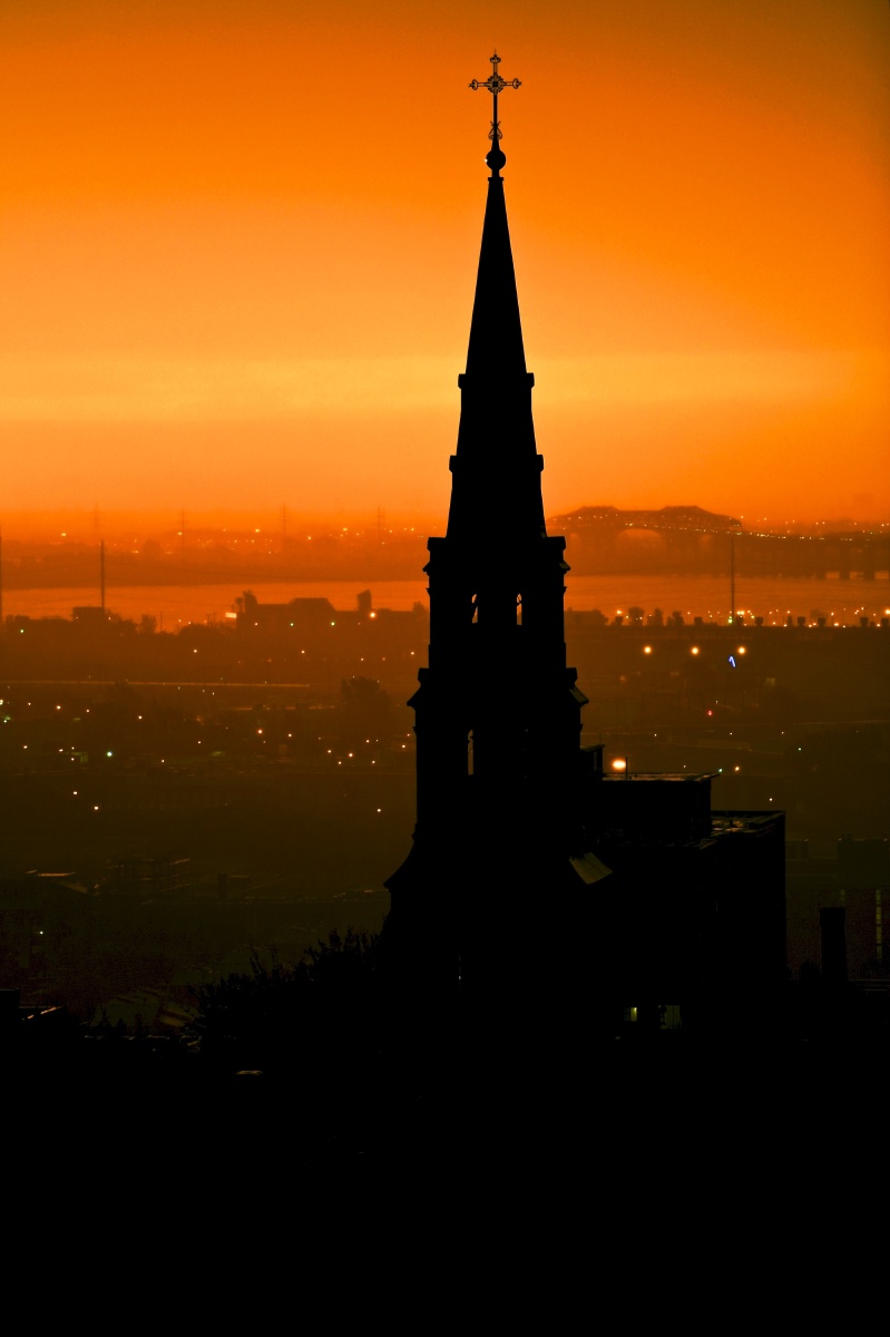 暮色下的小教堂