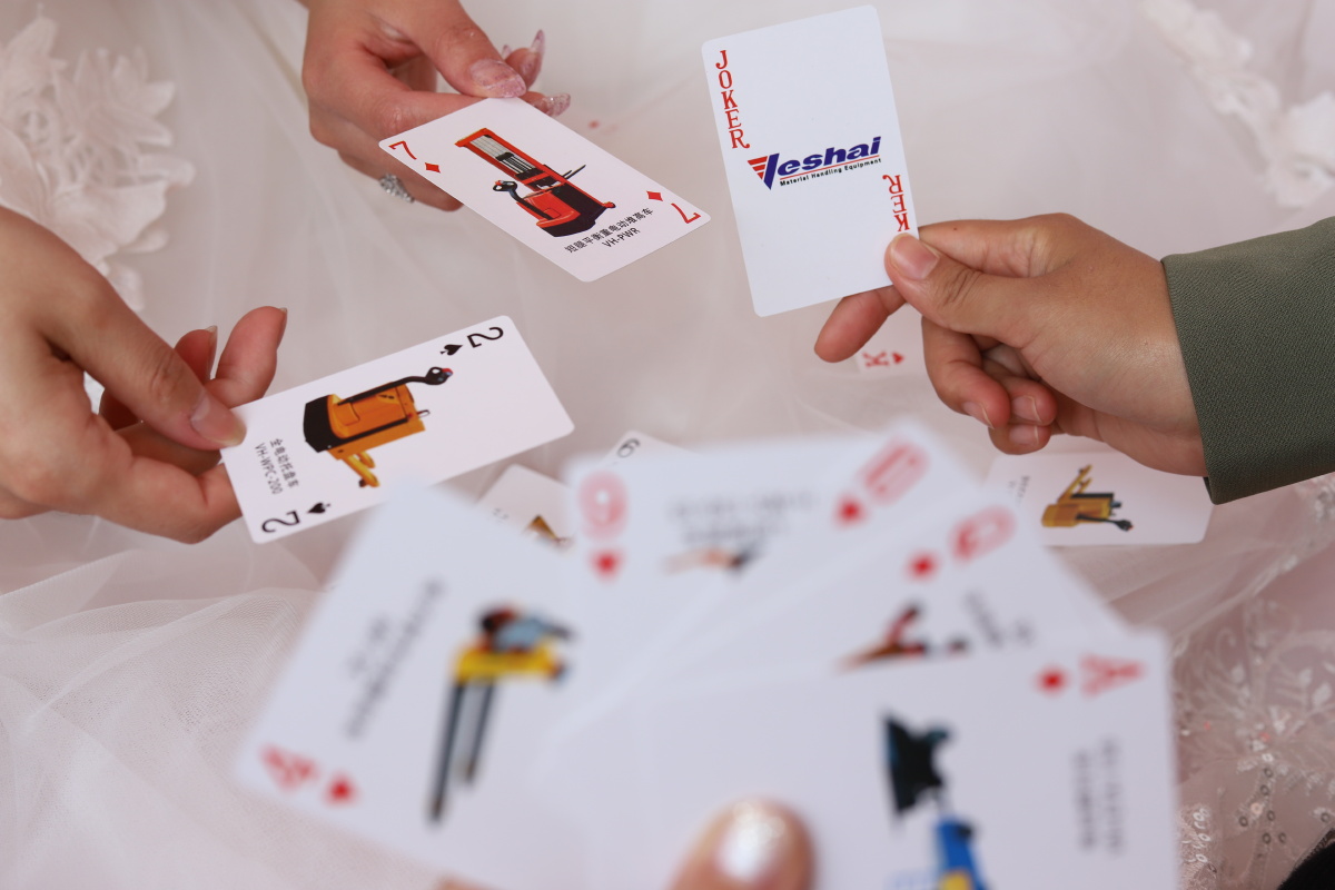 闺蜜结婚当天,四个发小陪着穿婚纱的闺蜜打扑克