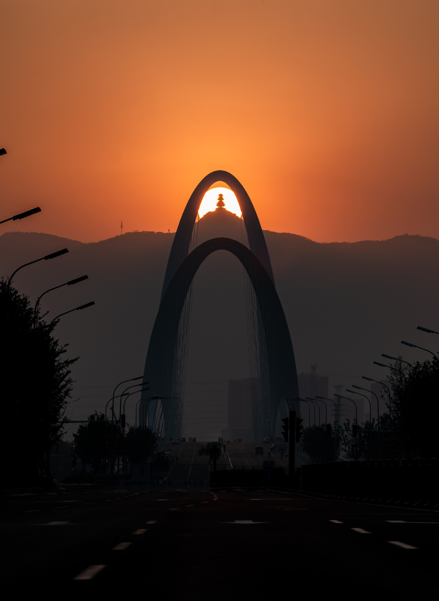 新首钢大桥合力之门悬日