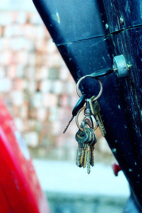 收割机上为拔出的钥匙 br />