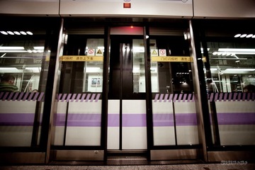 地铁车门