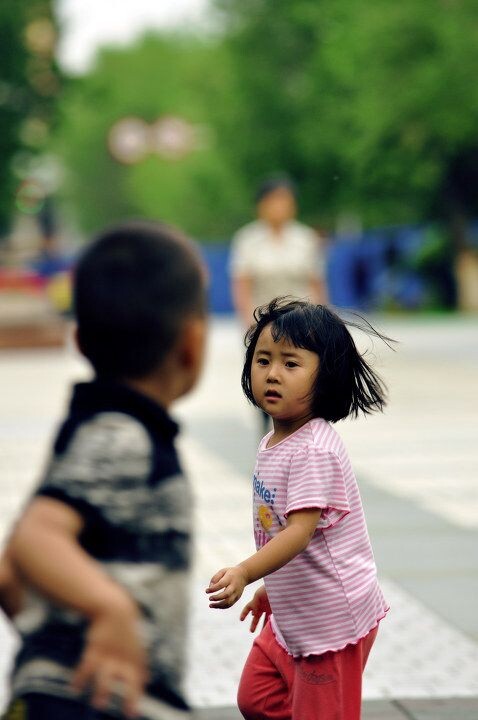 孩子之间的对视<br />
