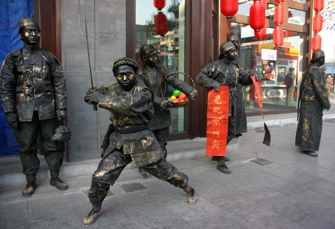 摄于北京前门大街铜人叫卖表演