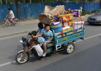 行驶三轮车上的“杂技”