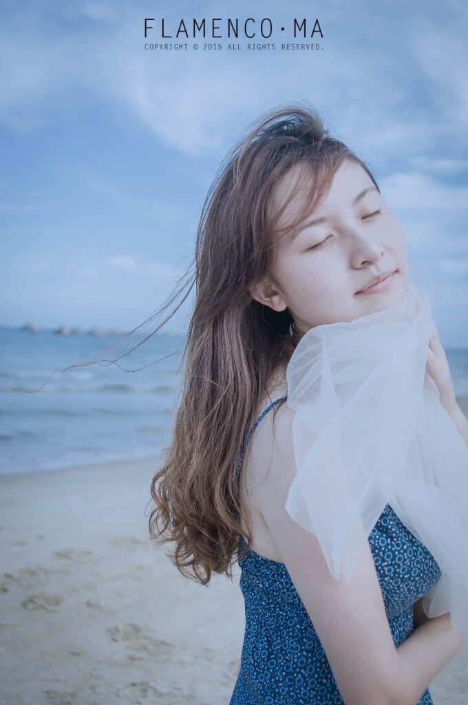 海风拂过<br />
耳尖不舍<br />
却又带起一丝发<br />
闭上眼<br />
任由风牵引着<br />
什么也不懂<br />
什么也不需要知道<br />
也许<br />
晚风中的这份安静<br />
才是本该追逐的所要的追逐……