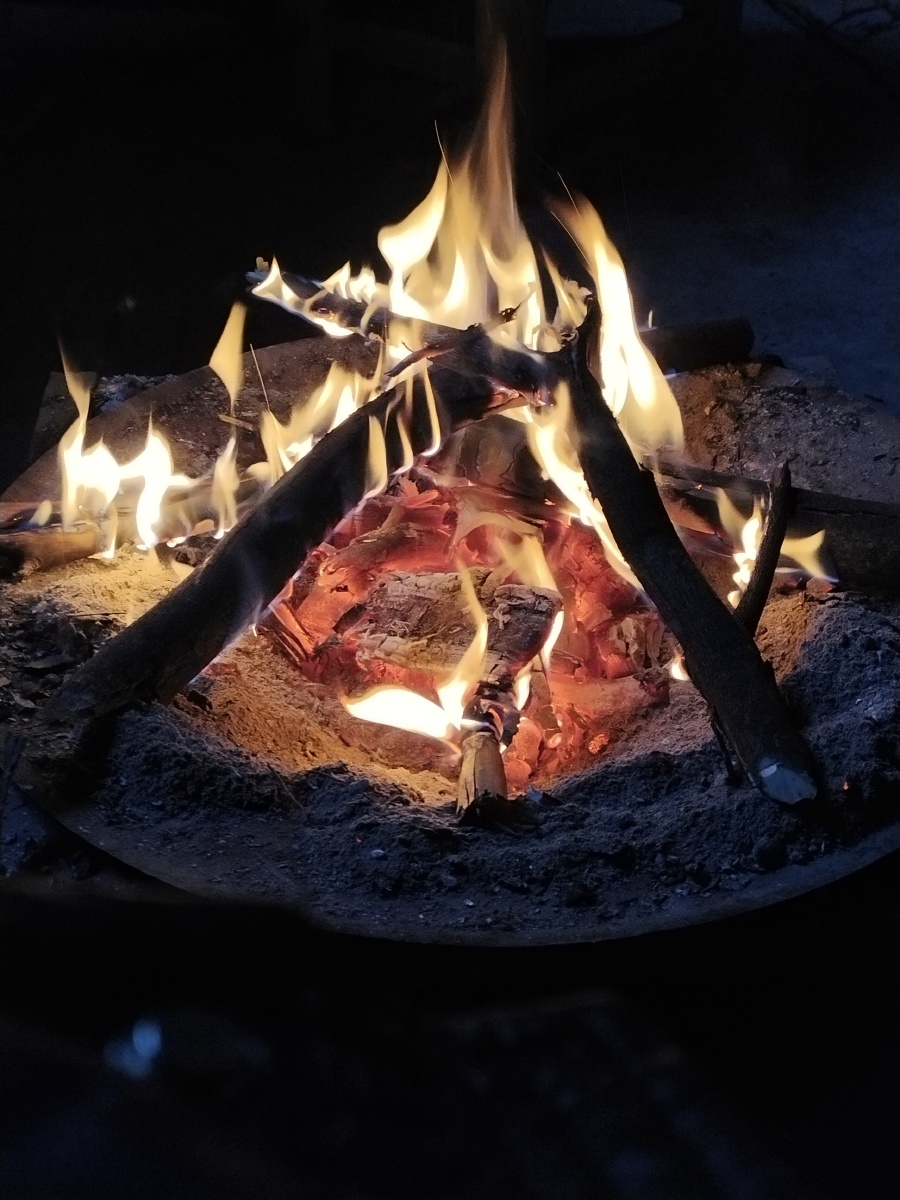 在这个寒冷的冬天烤火就是最好的文案