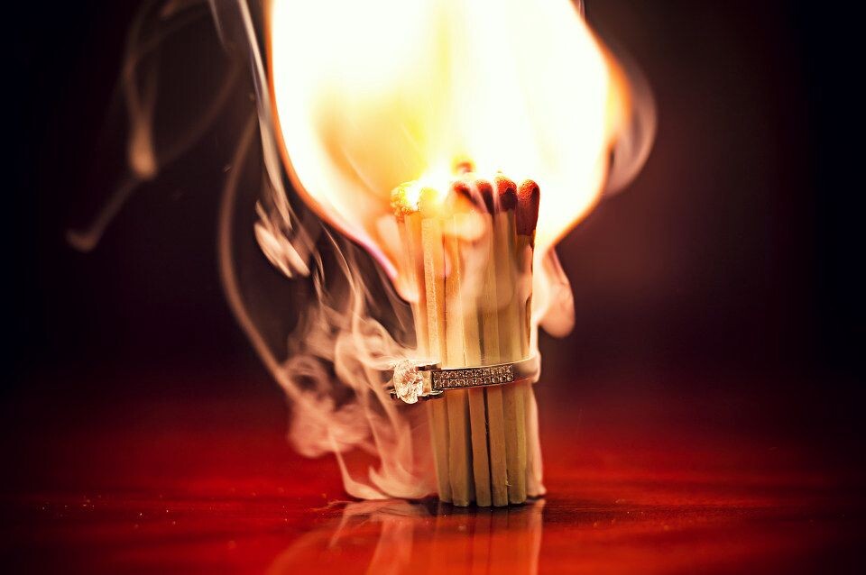 不要让承诺灰飞烟灭<br />
如果戒指是你对我的承诺，那么不要让承诺灰飞烟灭。