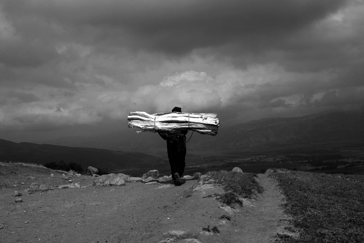 03----从大山里背柴回家的老人(四川凉山布拖特木里四且村.2010年9月)