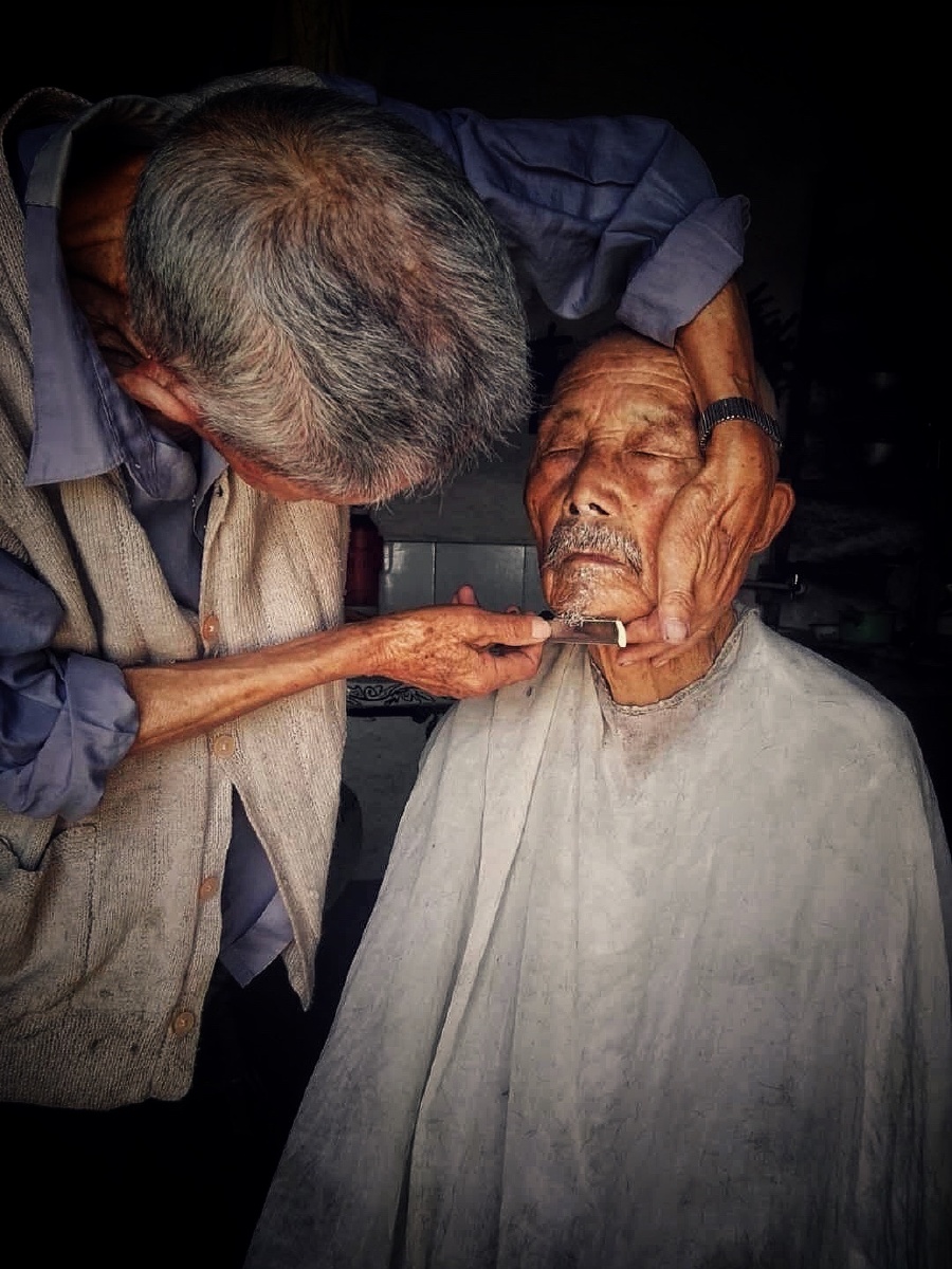 剃头老工匠,师傅91岁,被剃的90岁