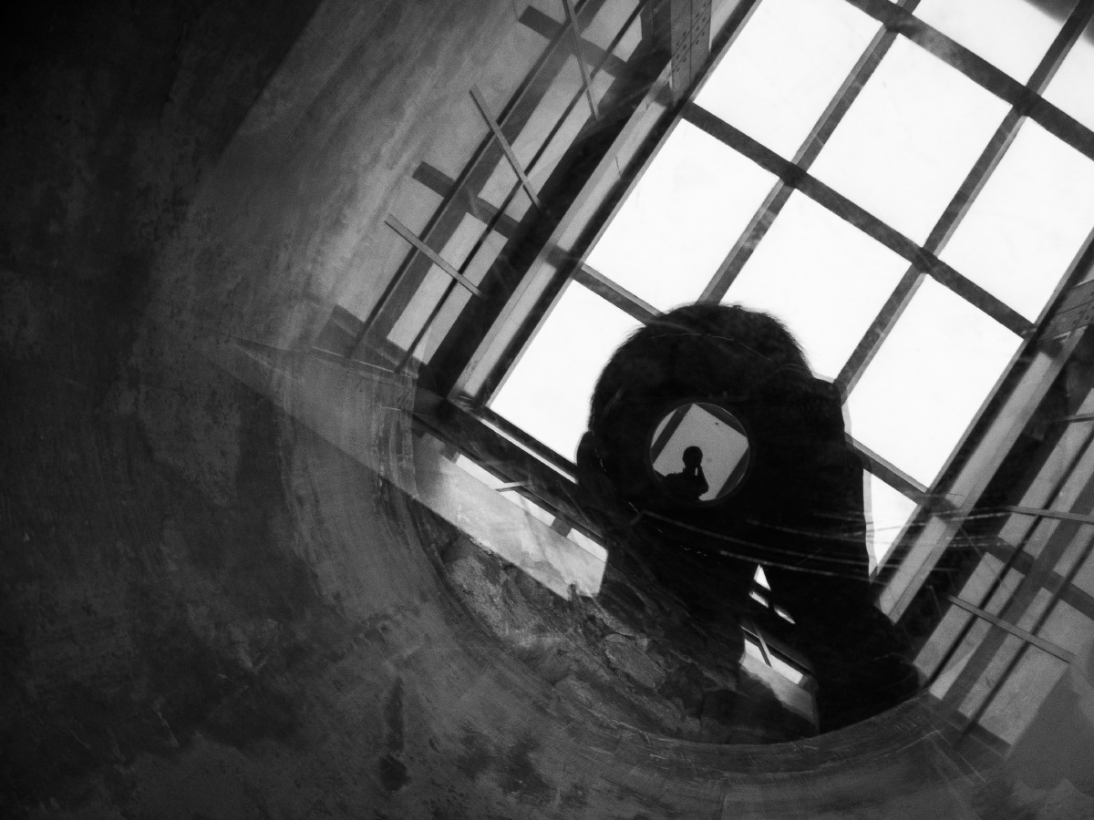 的人/应当小心自己不要成为怪物/当你远远凝视深渊时/深渊也在凝视你