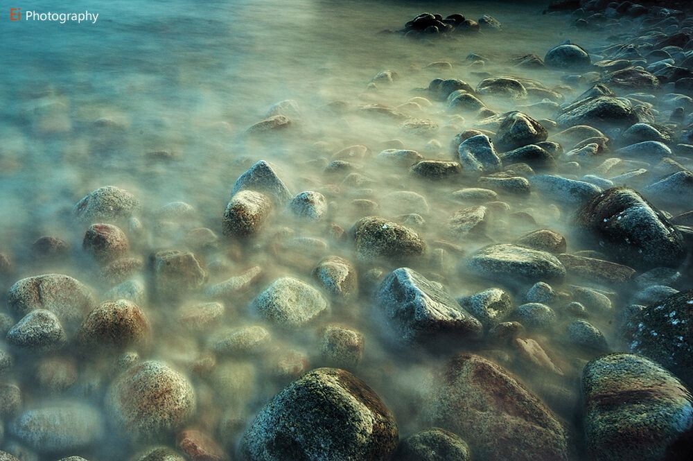 海石<br />
每个人心中都有一片大海，海天一色的湛蓝，或是宽广无边，也或是时而波澜壮阔时而宁静致远。而我，偏爱有海的石头，充满仙气与深邃，以至难以读懂海的情怀，品味人生。