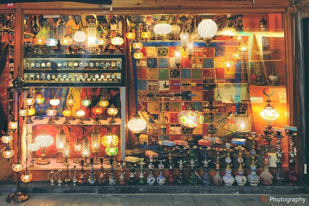 夜晚在伊斯坦布尔老城区闲逛，路过一家小店铺，各种花灯吸引我按下了快门。