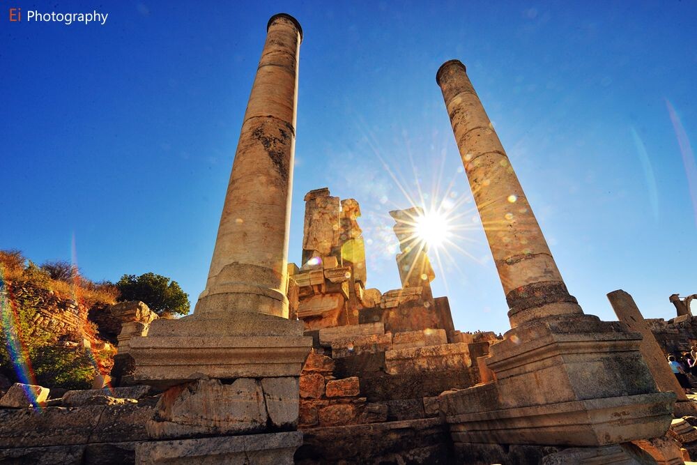 基督教早期最重要的城市之一,也是目前世界上最大的希腊罗马古城。恍惚迷离的眩光，让人重返古希腊：今日的废墟，在太阳神阿波罗之光下，重现昨日的辉煌。战火硝烟，历史流年，唯一不变的是日月星辰的交替。