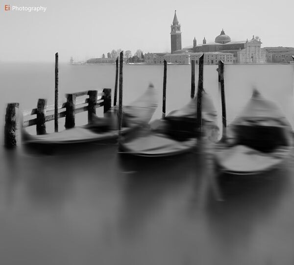 每个人心中都有一个威尼斯，对于我的印记，更早的是自小学课本里的《威尼斯的小艇》。如果说水是威尼斯的血液，那么血液里摇晃的灵魂便是这些贡多拉了。