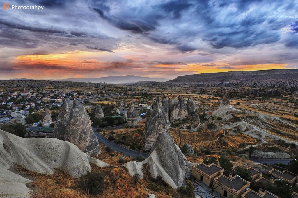 Cappadocia,一个童话般名字，这里有着数百万年前火山喷发形成犹如月球般诡异的地貌。但是或许你不曾想到，神奇的地貌下埋藏着数千年前教徒为了躲避战乱的藏身处，战争促成历史的演变，越来越多不为人知的秘密正在慢慢浮现在我们眼前。