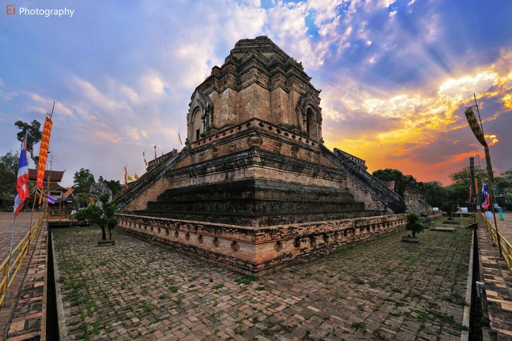 柴迪隆寺，清迈必去的寺庙之一，有别于泰国其他的寺庙，融合了兰纳、印度、斯里兰卡多种风格，至今仍是清迈最高的建筑。两年前也来过一次，可惜都没能见到下面有积水时的倒影。