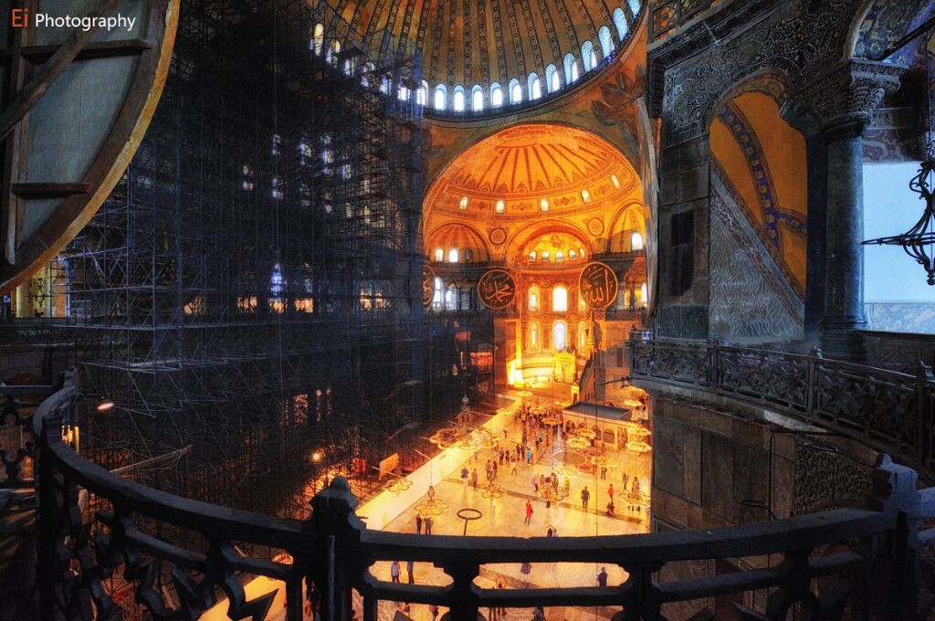 千年间，经历基督教、东正教,再到伊斯兰教，从教堂变成清真寺，如今是却成了历史的博物馆。<br />
曾经的霸主拜占庭帝国已一去不复返，但帝王们走过的加冕之路却依旧金碧辉煌。@Hagia Sophia,Istanbul,Turkey
