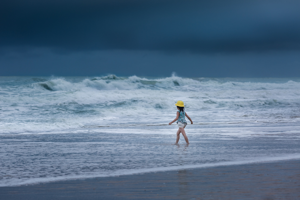 暴雨前的海边小女孩