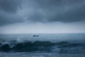 绵绵小雨下的小渔船