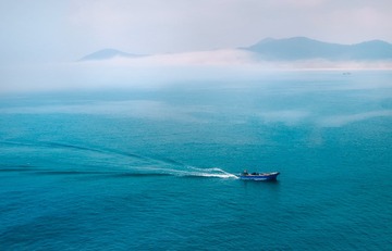 大雾天海边小渔船