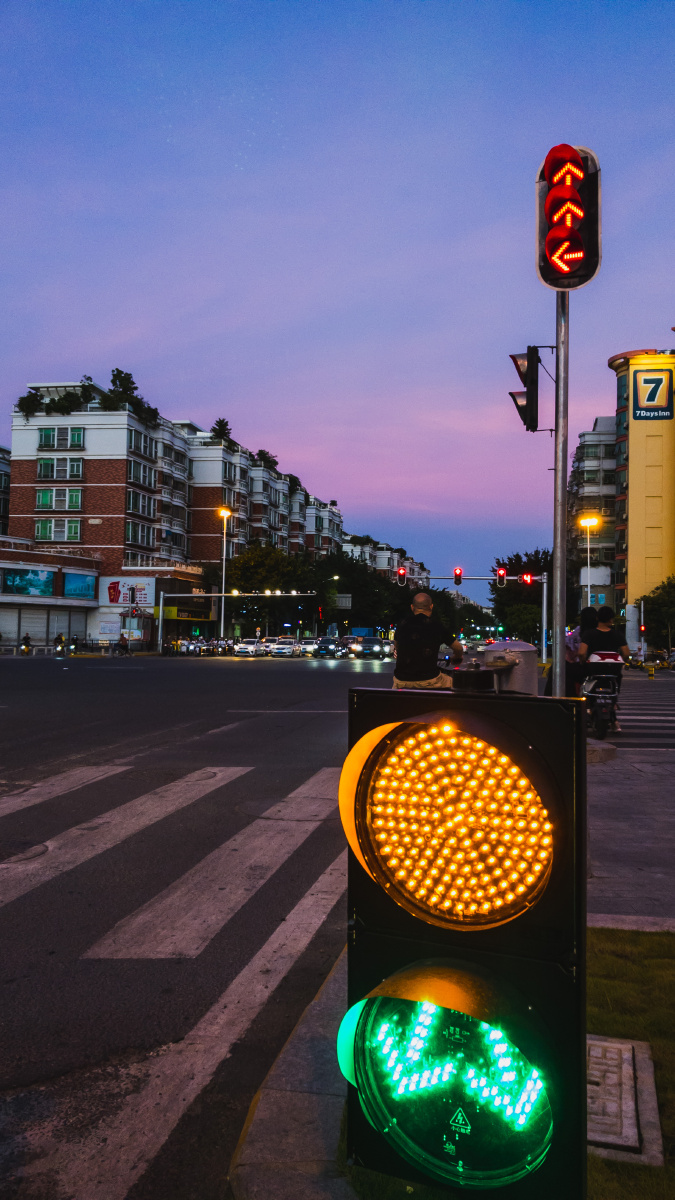 夕阳黄昏云彩马路红绿灯在路上