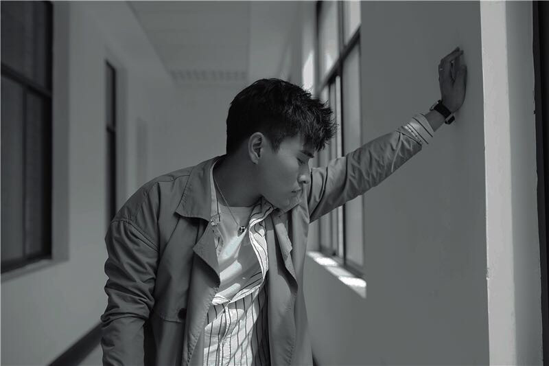 忧郁男神荷尔蒙爆棚