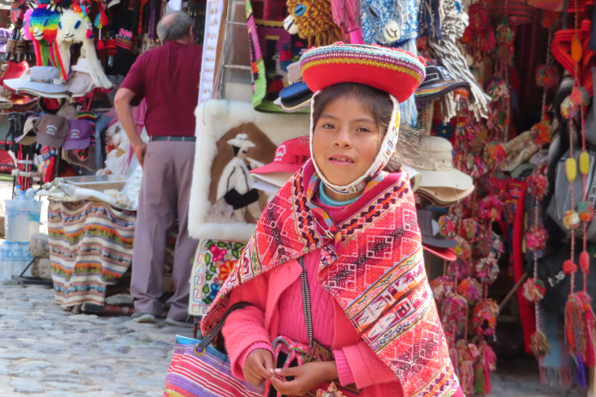 秘鲁欧宴台遗址广场上盛装兜售的当地小女孩,帽子很有趣