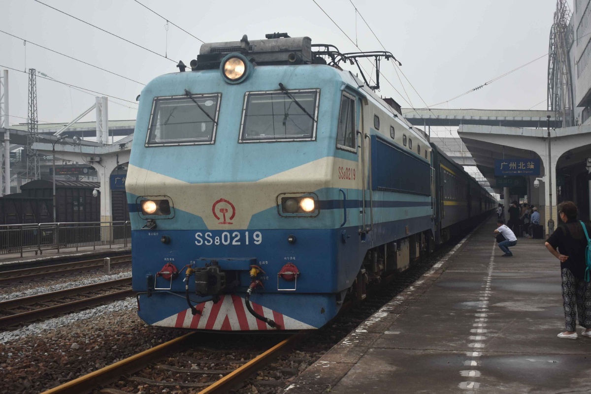 广铁长段SS8牵引客车K9021次(坪石~深圳东)