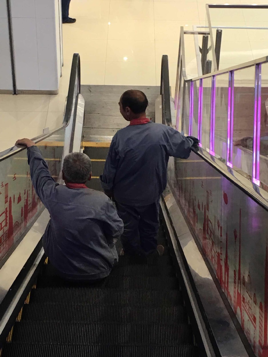 扶梯上的农民工