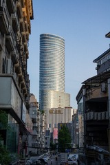 768858