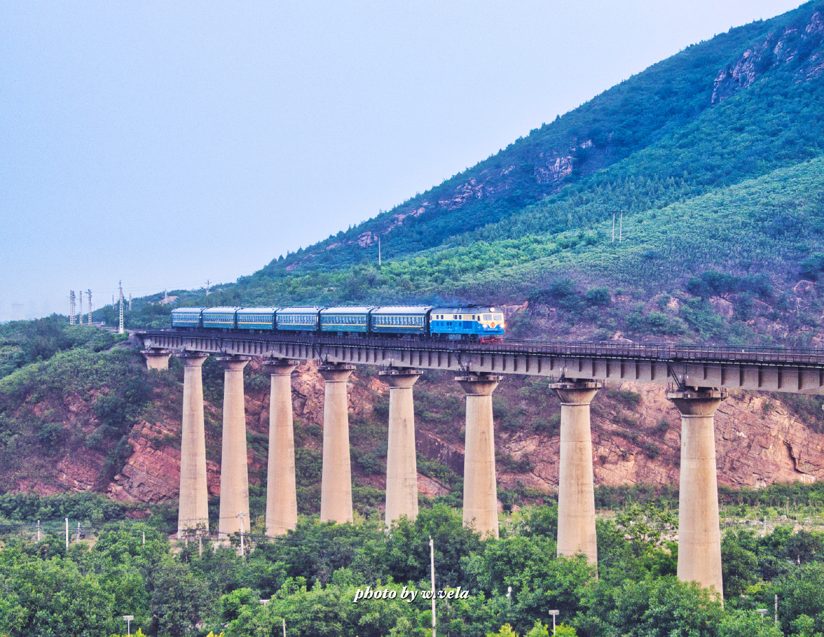 k5296通过京原线漫水河大桥