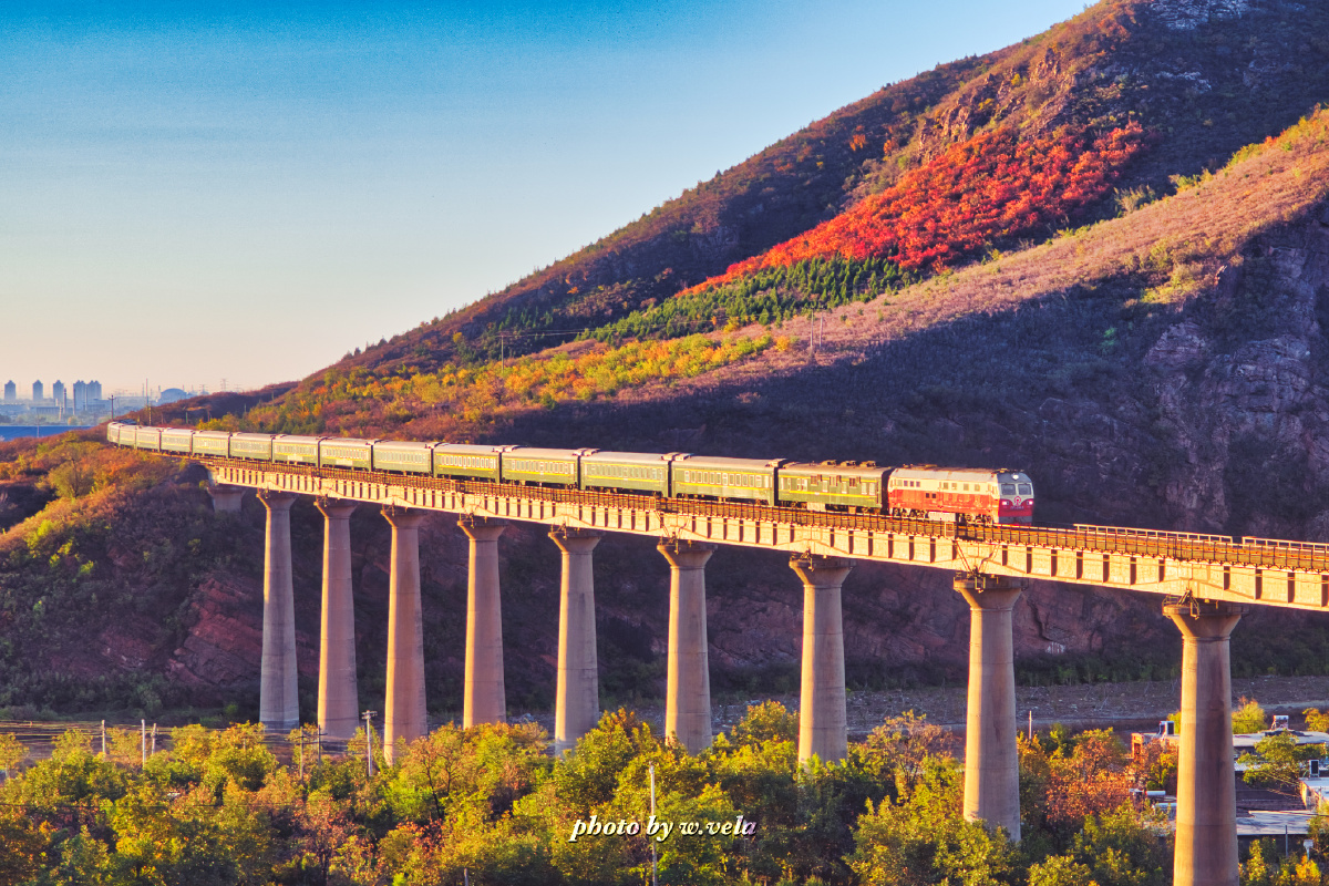 清晨,k602次列车通过京原线漫水河大桥. - w.vela - 图虫