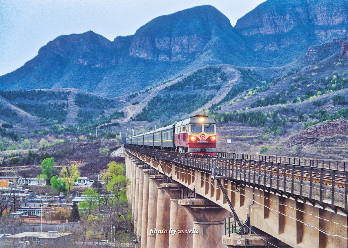 次列车通过京原线漫水河大桥