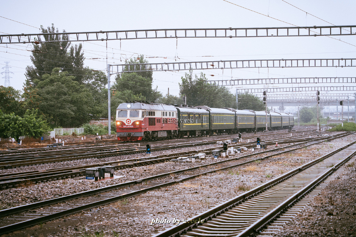 k602 次列车石景山南站接近,两道停车 - w.vela - 图虫