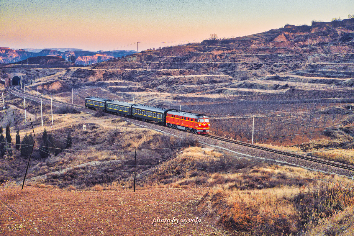 8171次列车通过红崖展线