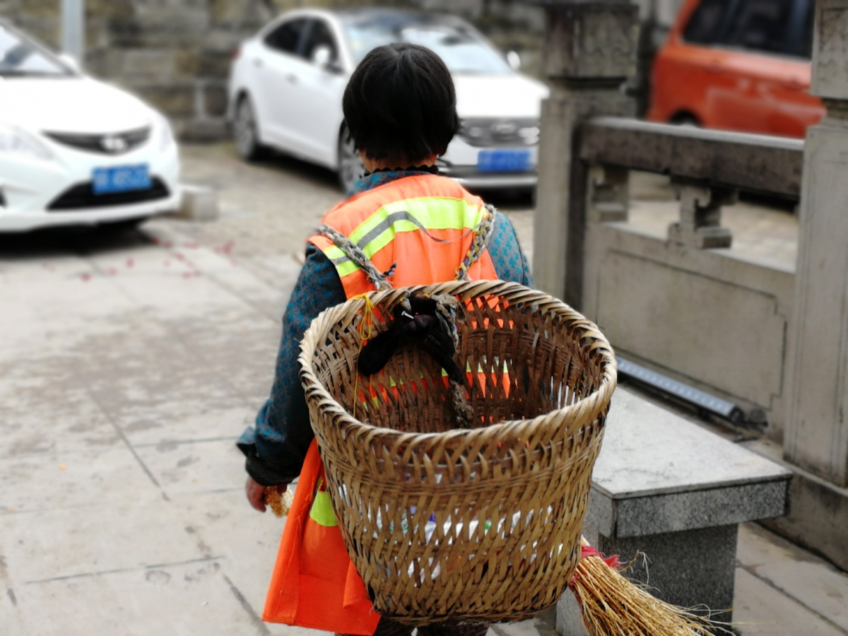 辛勤劳动的背影