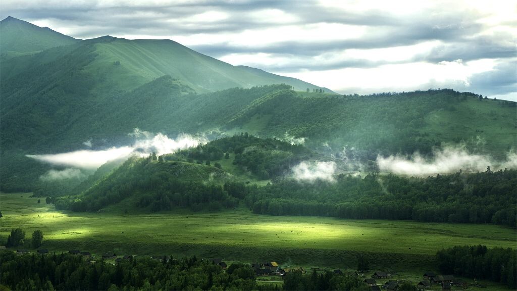 禾木乡旁的一座山<br />
从禾木观景平台上拍摄